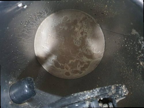 수정구 신흥3동 하수구막힘 배수구 주변의 물 고임과 역류 흔적을 확인하는 모습