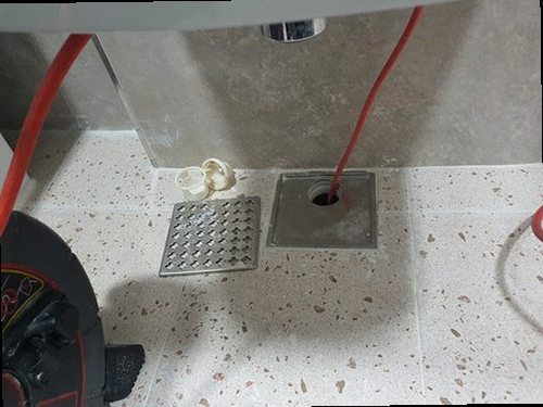 수정구 양지동 하수구막힘 배수구 주변 상태와 이물질을 확인하는 모습